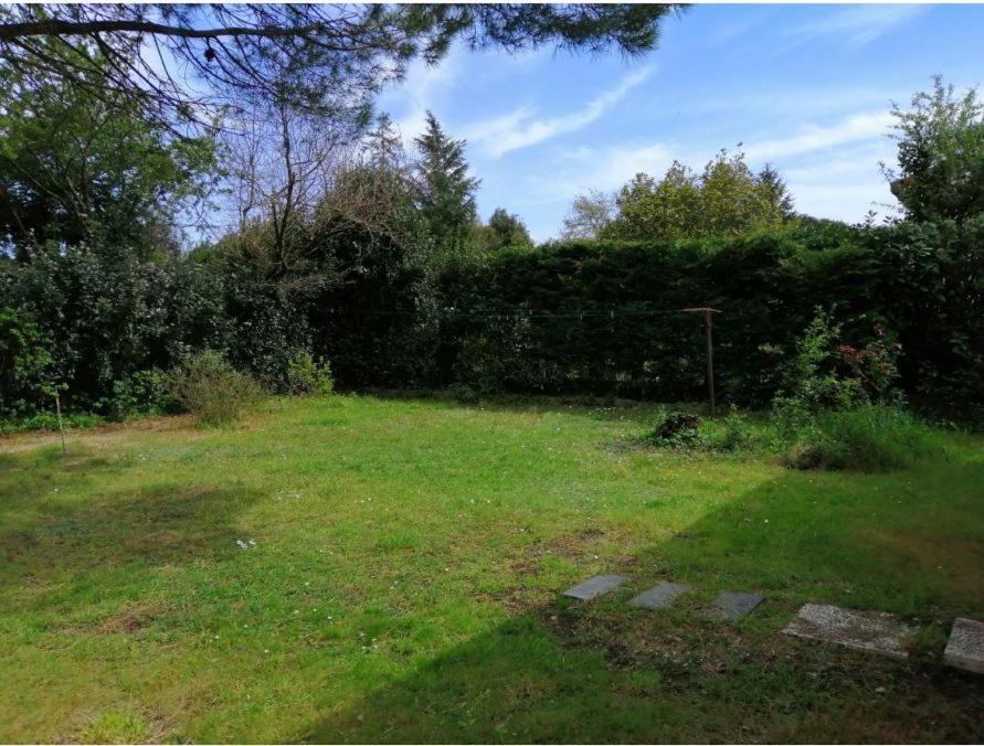 Emplacement De Toile De Tente Dans Jardin Cugand Dış mekan fotoğraf